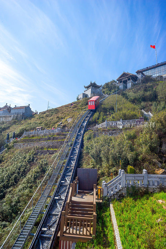 从范思潘山的美丽景色，红色列车为旅游有轨电车。钢结构、木材和玻璃的欧洲风格在Sa Pa，老蔡省，越南